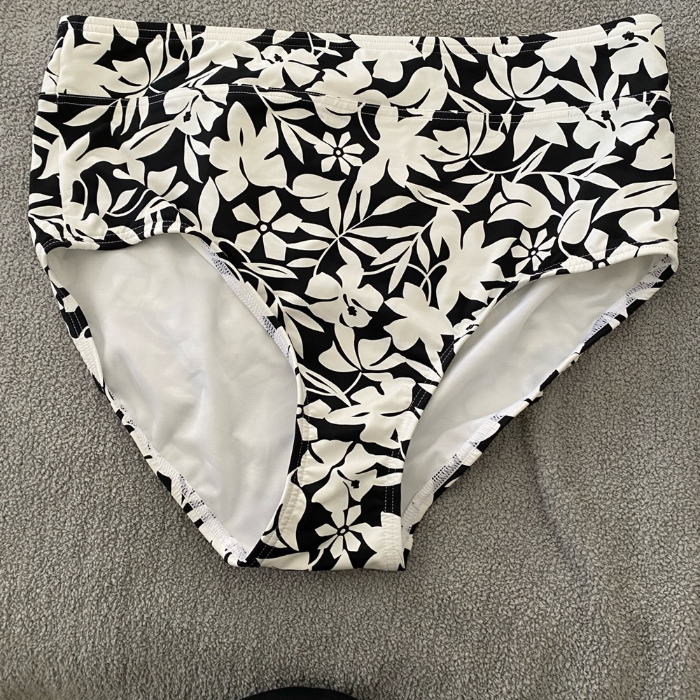Lands End High Wasted Bikini bottom size 12
Waist measurement 32”-33”